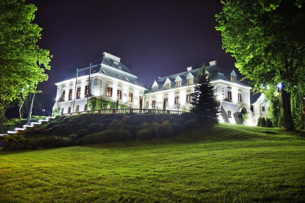Manor House Spa Odrowążów Palace by Night Internet