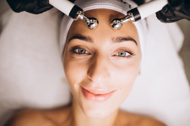 Woman Does Cosmetic Treatments In Beauty Salon 1303 16726