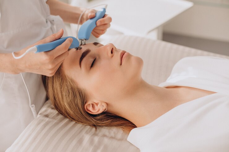 Woman Undergoing Cosmetic Treatment in Salon 1303 28412